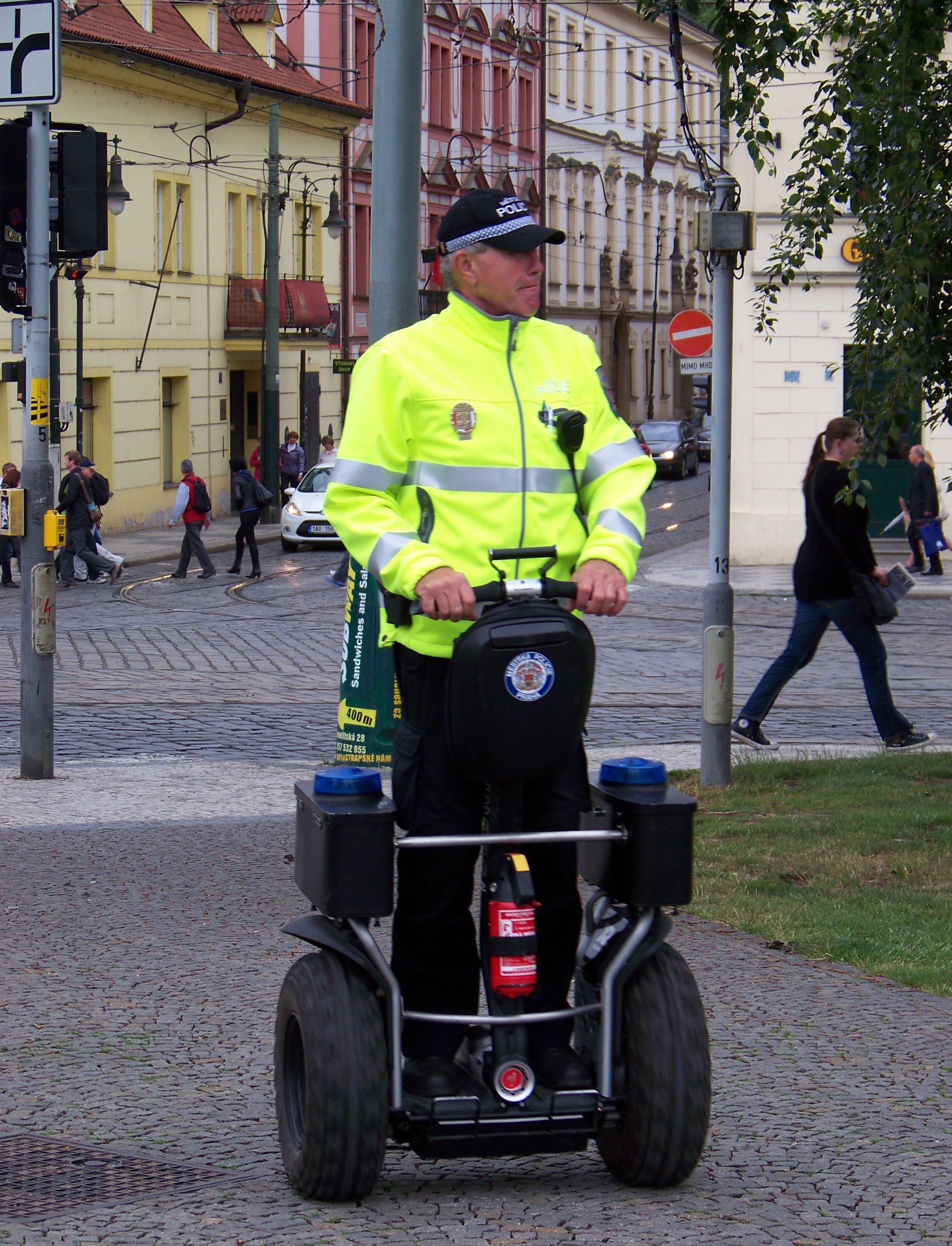 File:Klárov, strážník na segwayi.jpg - Wikipedia