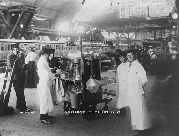 File:Lyons tea stall at Victoria Station, 1905.png