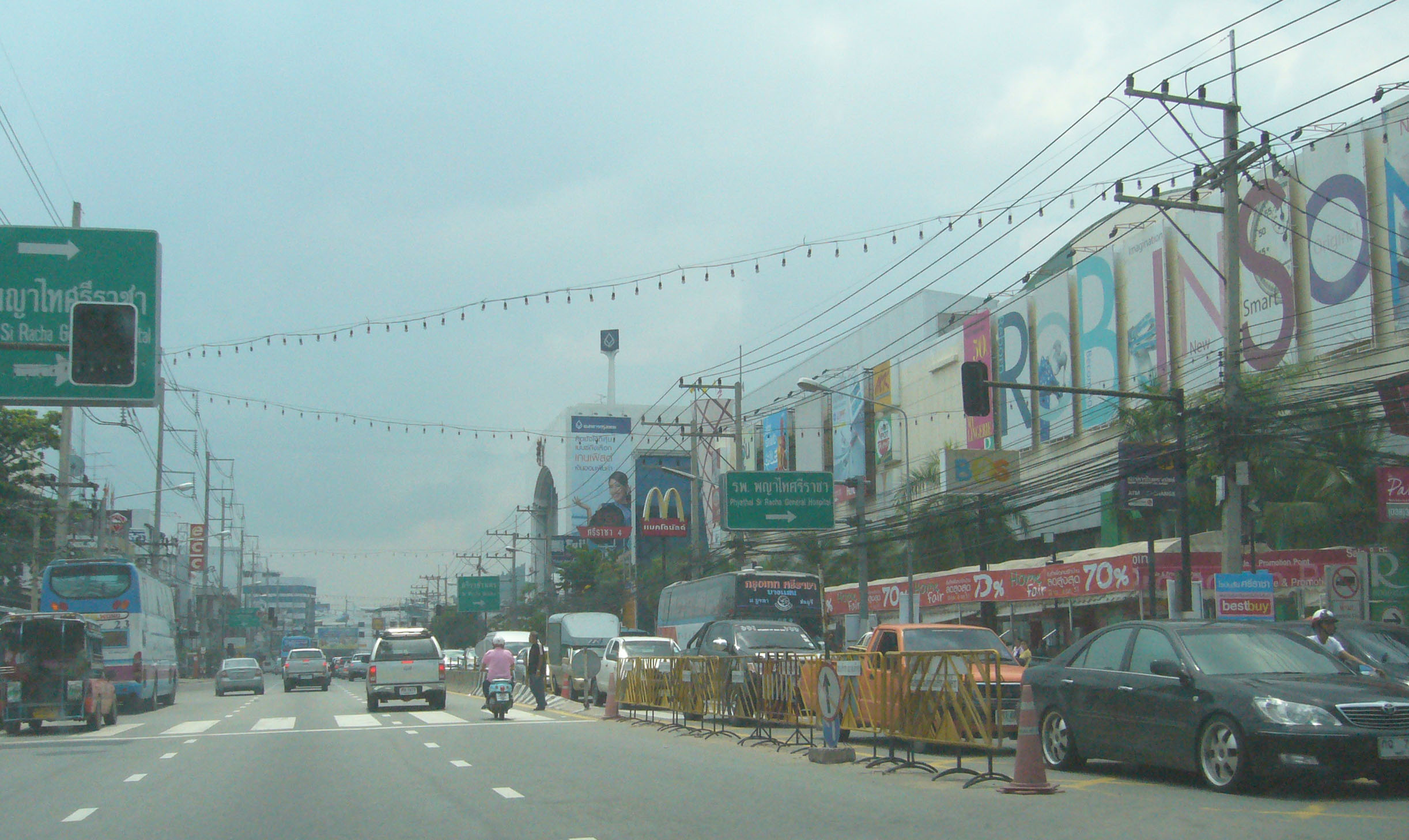 Bedrift sekundær Hele tiden File:Main Road in Si Racha.jpg - Wikimedia Commons