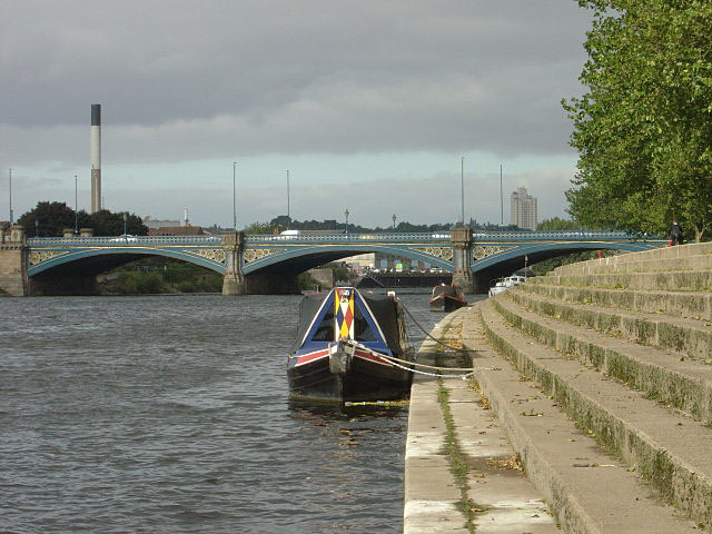 File:Narrowboat near Trent Bridge - geograph.org.uk - 985353.jpg