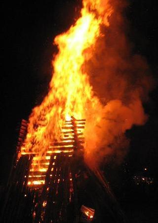 File:Osterfeuer2 Groeben.JPG