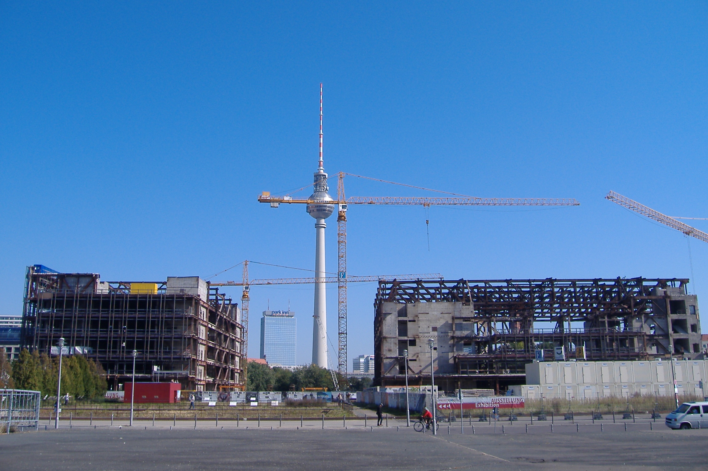 Palast_der_Republik_und_Fernsehturm.jpg