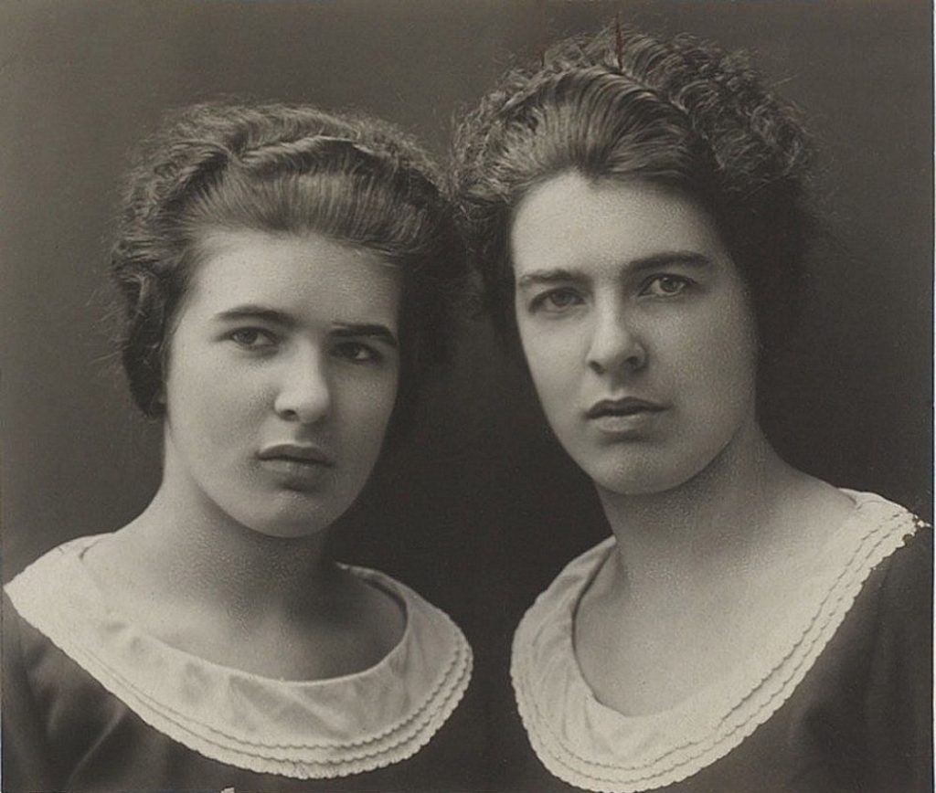 Papin sisters portrait circa 1928.jpg