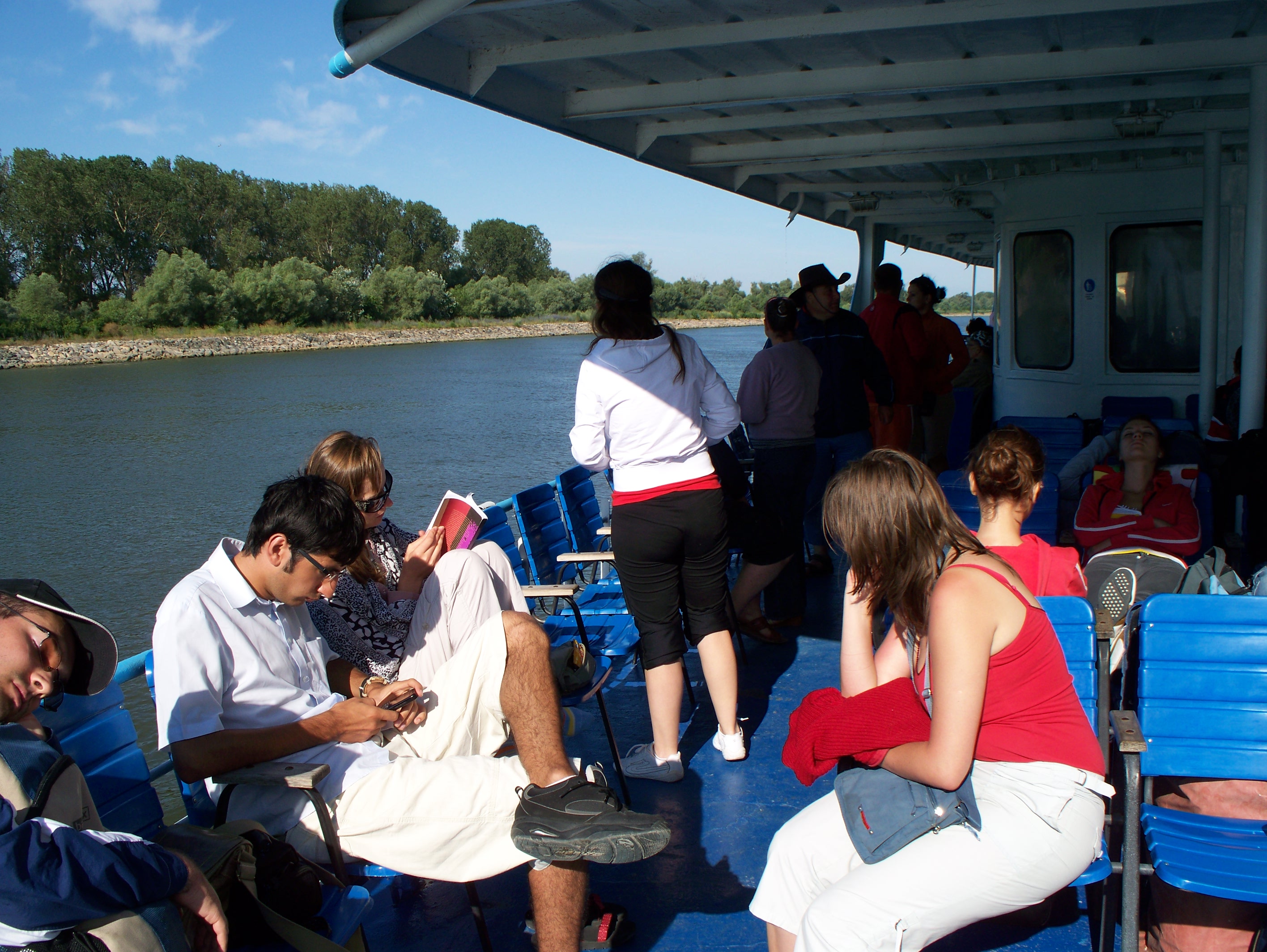 https://upload.wikimedia.org/wikipedia/commons/0/00/Passengers_on_a_Boat.JPG