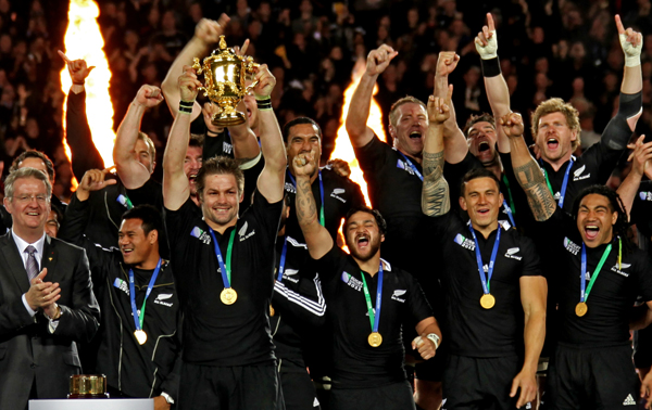 File:RWC 2011 final FRA - NZL McCaw with Ellis Cup.jpg