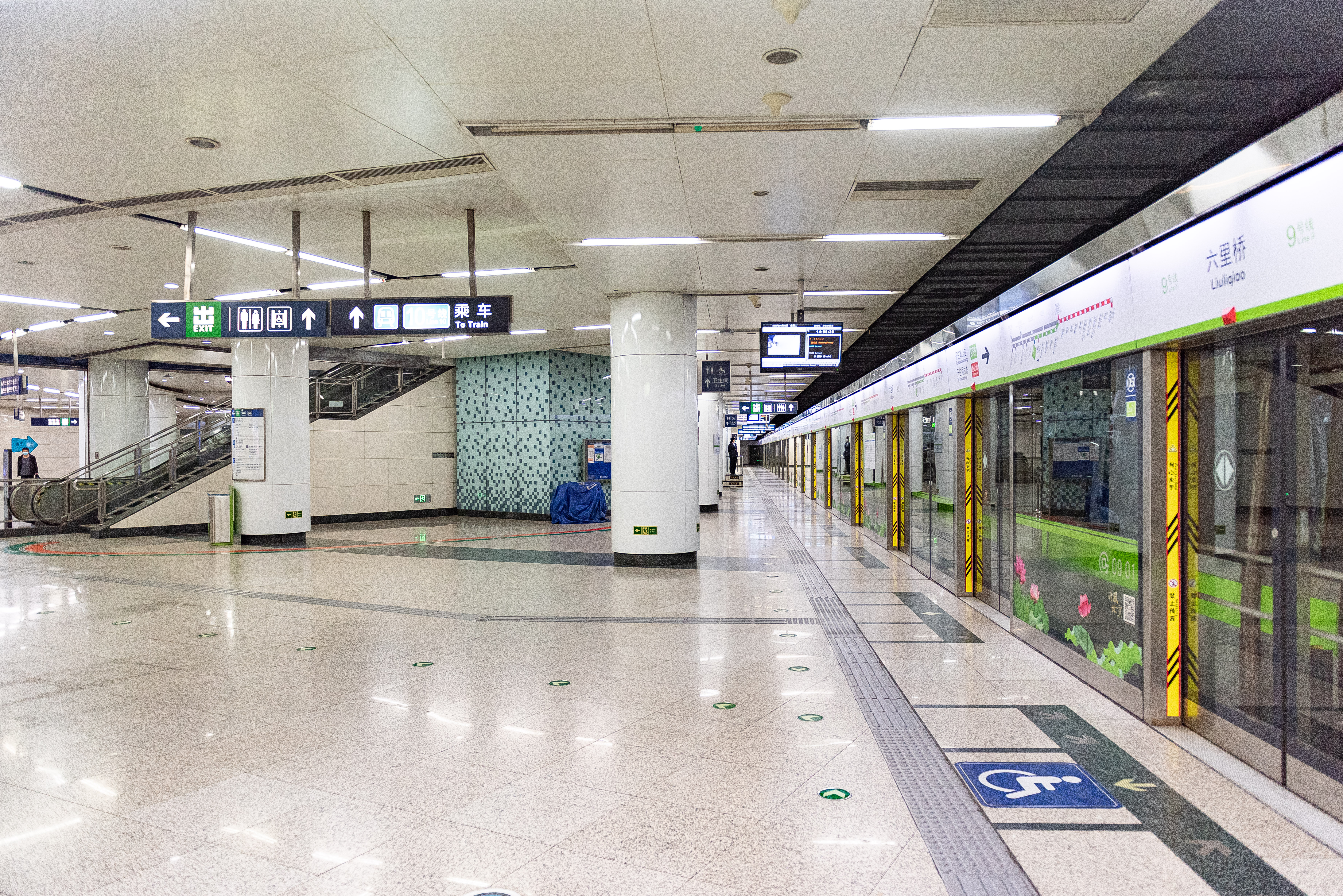 File:Southbound platform of L9 Liuliqiao Station (20220426140839