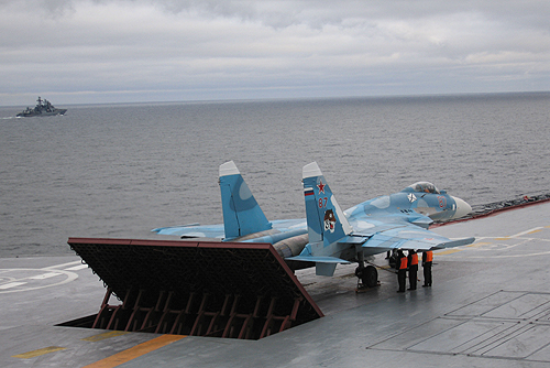 Future Russian Aircraft Carriers and Deck Aviation. - Page 19 Sukhoi_Su-33_on_Admiral_Kuznetsov-2