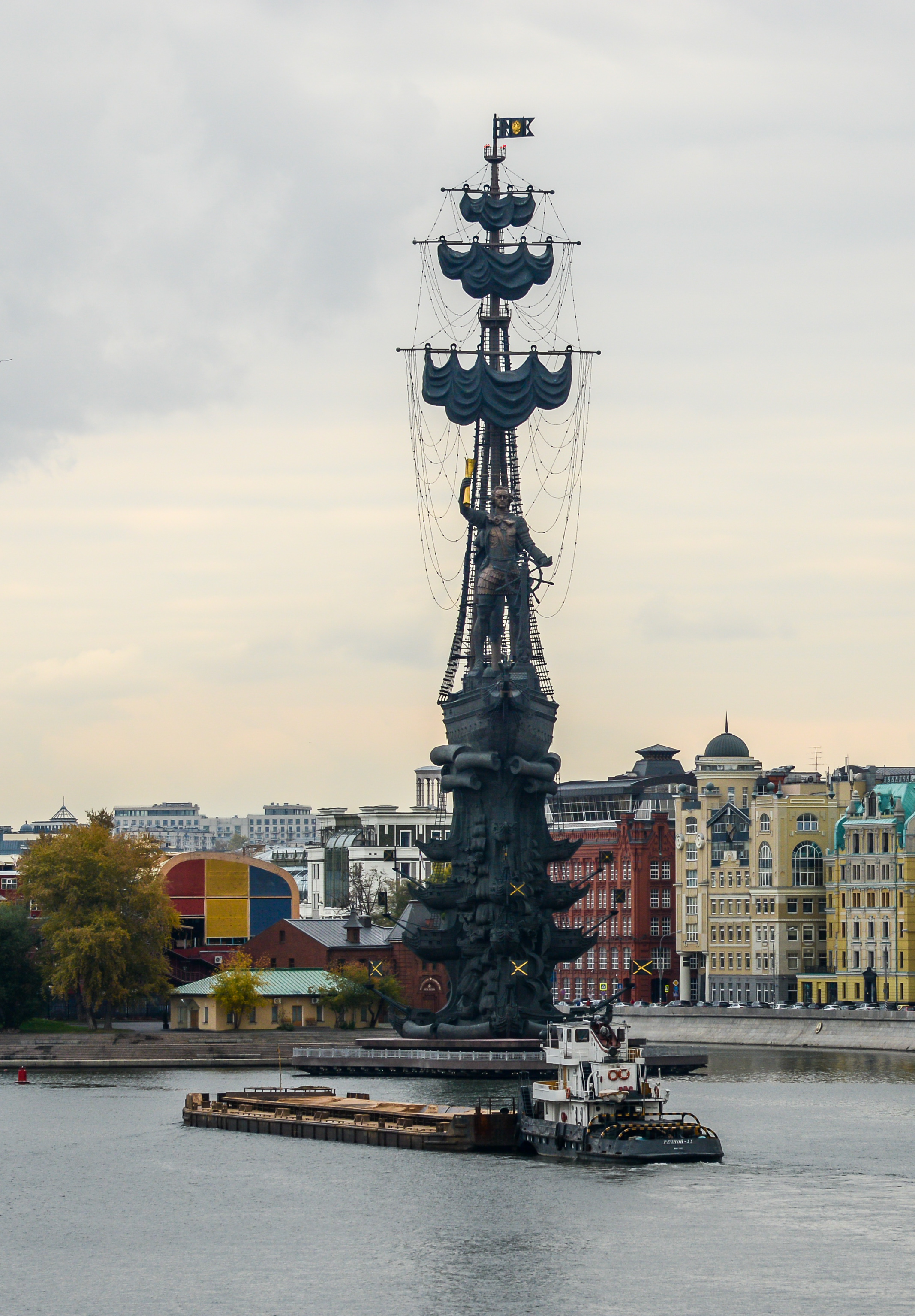 The Peter the Great Statue (98m high) (19345836093).jpg