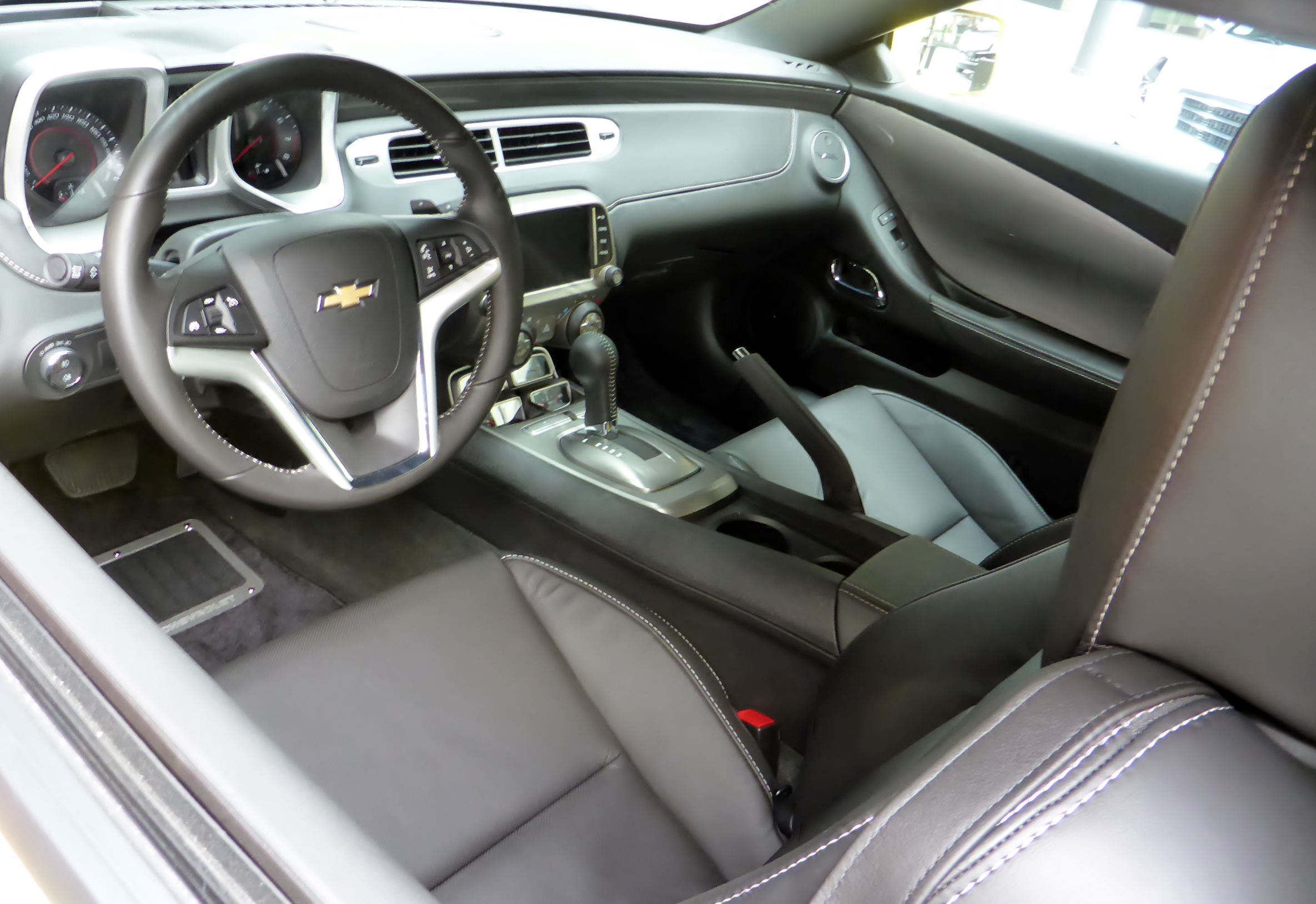 File:The interior of Chevrolet CAMARO V RS.JPG - Wikimedia Commons