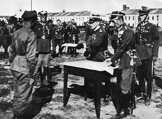 File:Uroczystość w 14 pułku piechoty - kpt. Józef Rodzeń drugi z prawej.jpg