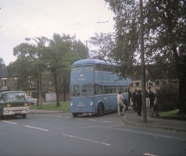 File:Walsall trolleybus in Park Road, Bloxwich - geograph.org.uk - 1626113.jpg