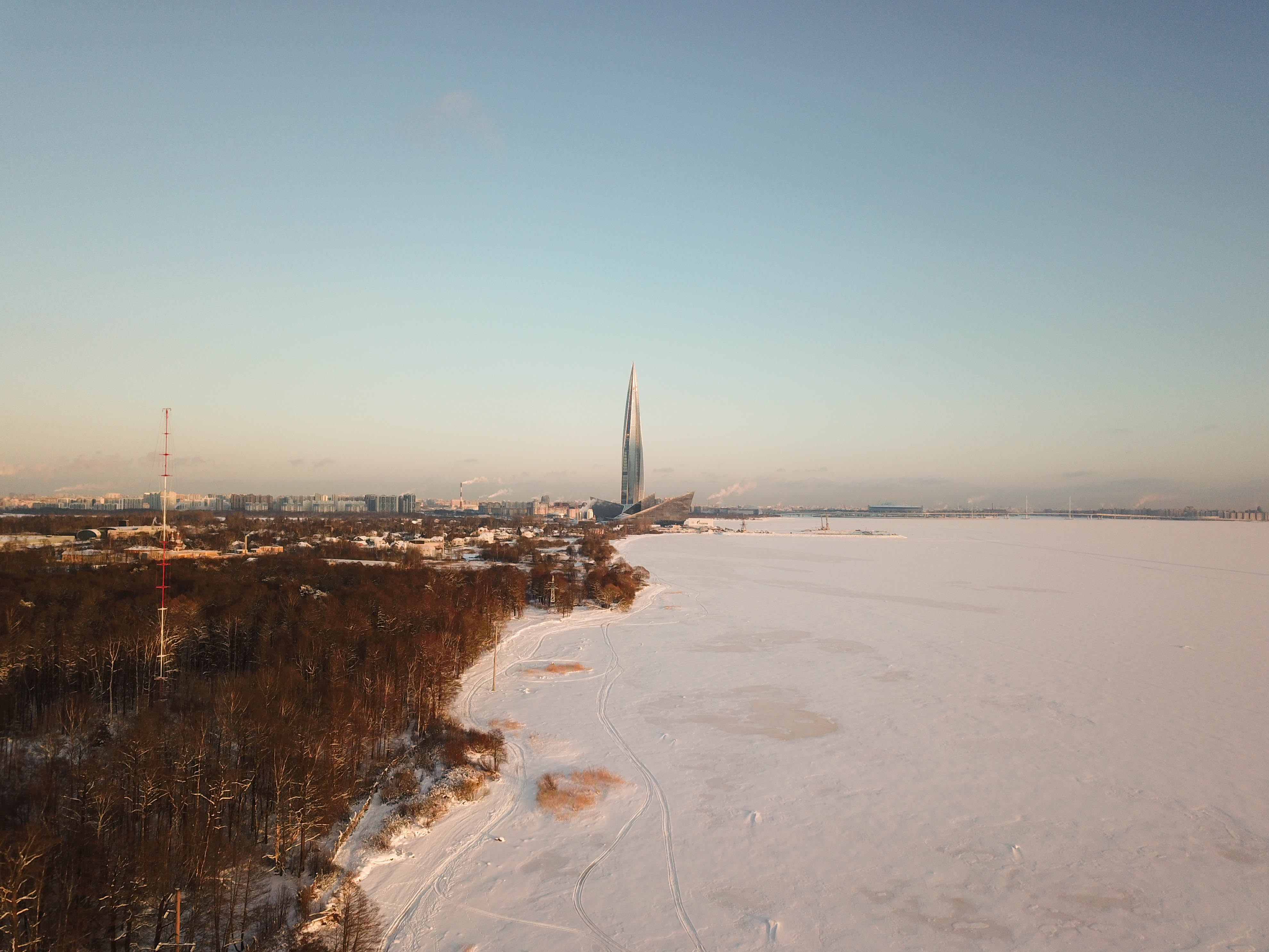 Рыбаки на льду у Лахта центра