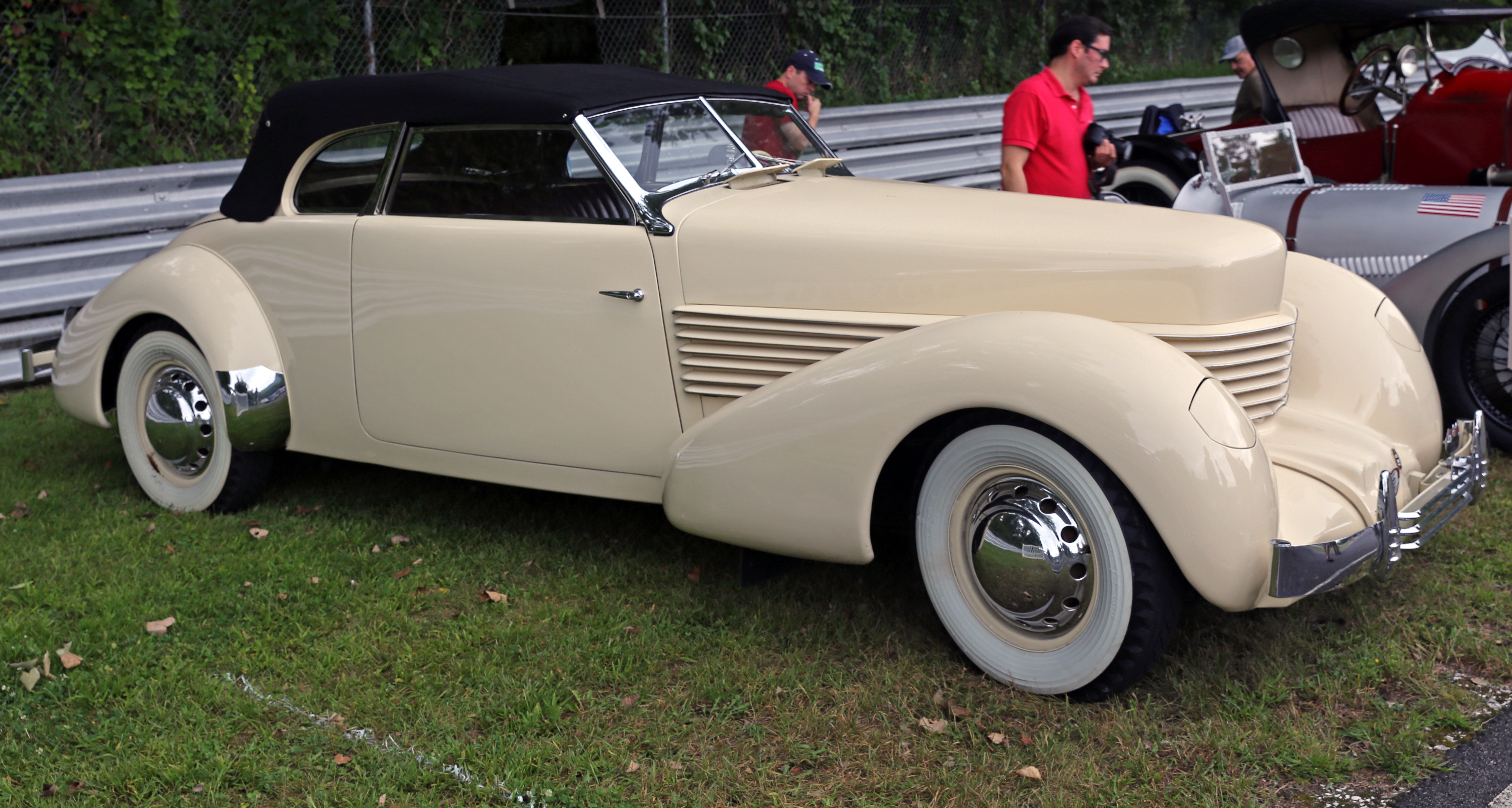 [Imagen: 1937_Cord_812_Phaeton%2C_Lime_Rock.jpg]