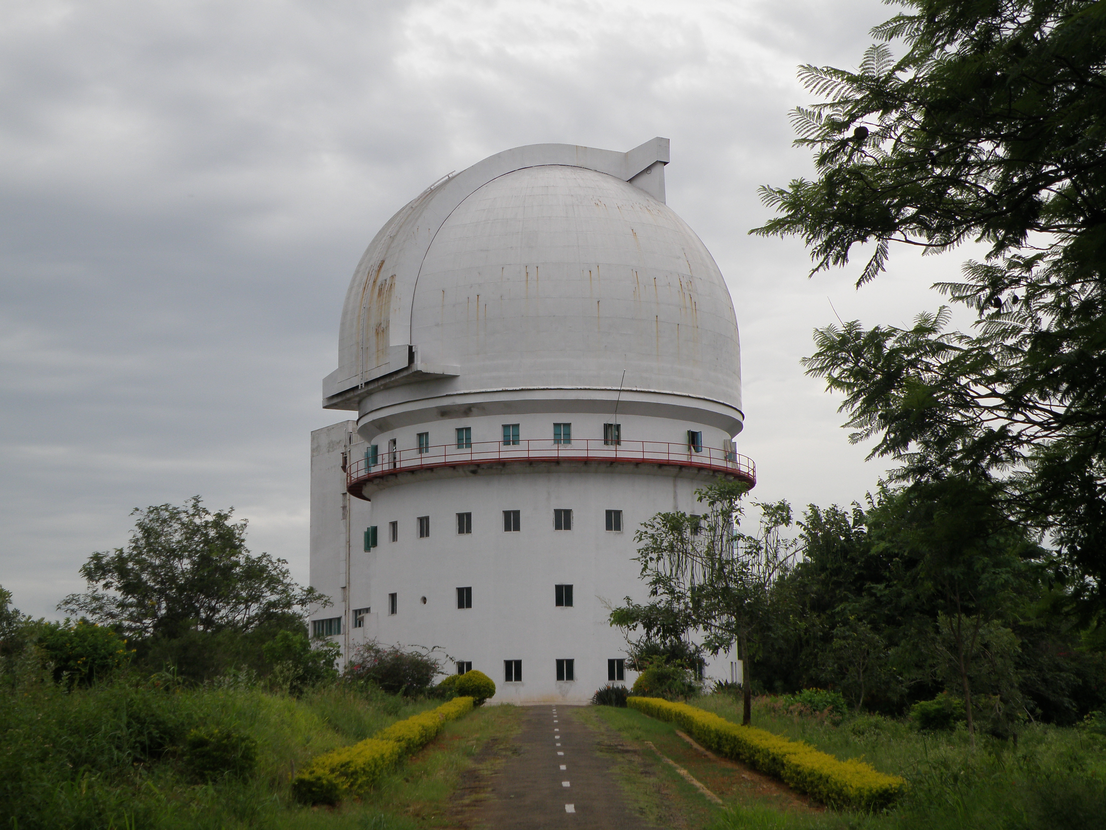 File:93-inch telescope building at Vainu Bappu Observatory 