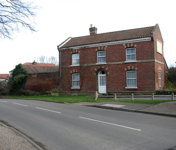 File:A fine red-brick house - geograph.org.uk - 1191870.jpg