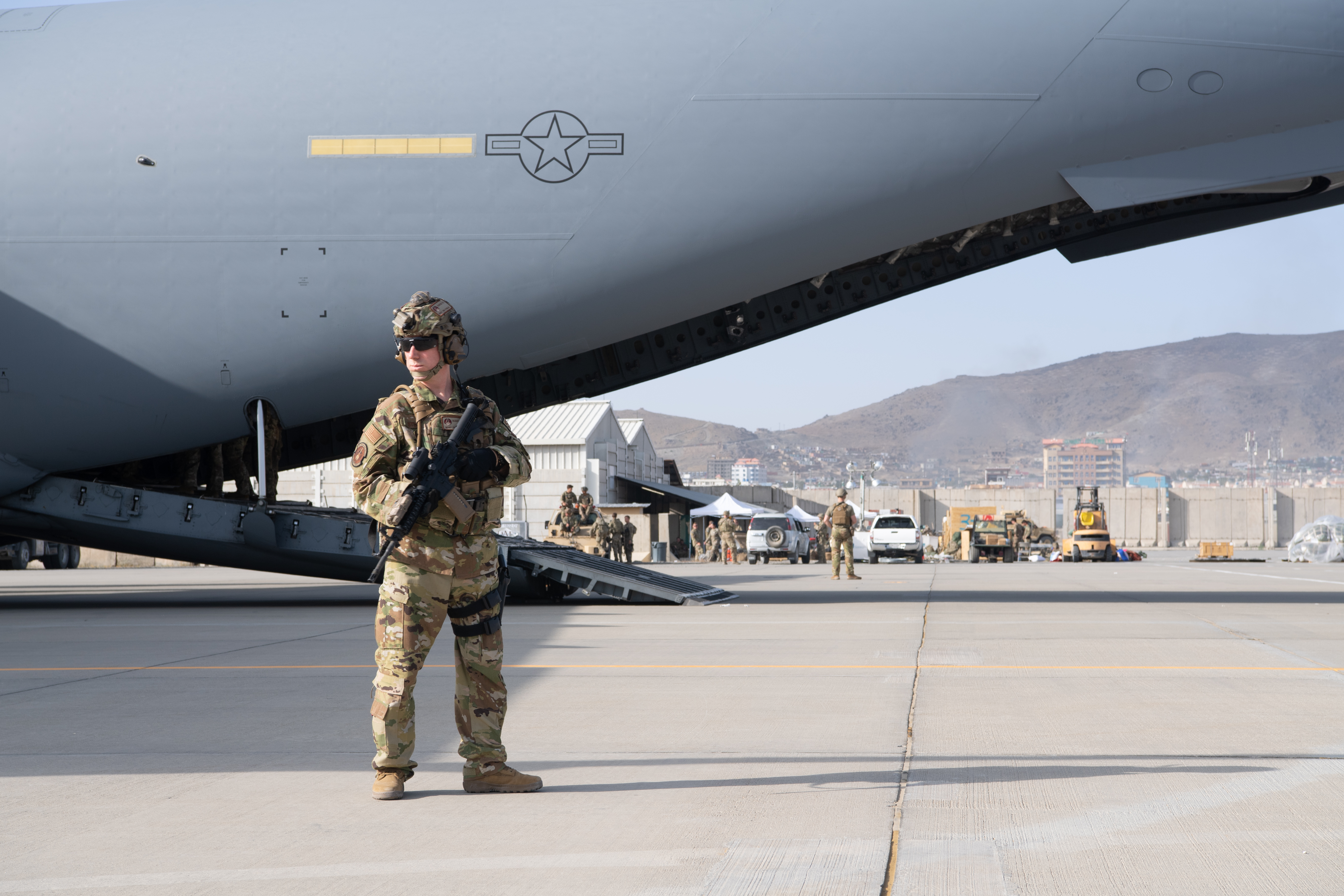 Афганцы самолет. Афганистан аэропорт Кабул. C-17 Globemaster Афганистан. Афганистан 2021 аэропорт Кабула.