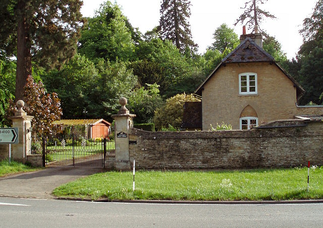 File:Aynho Park Lodge - geograph.org.uk - 437134.jpg