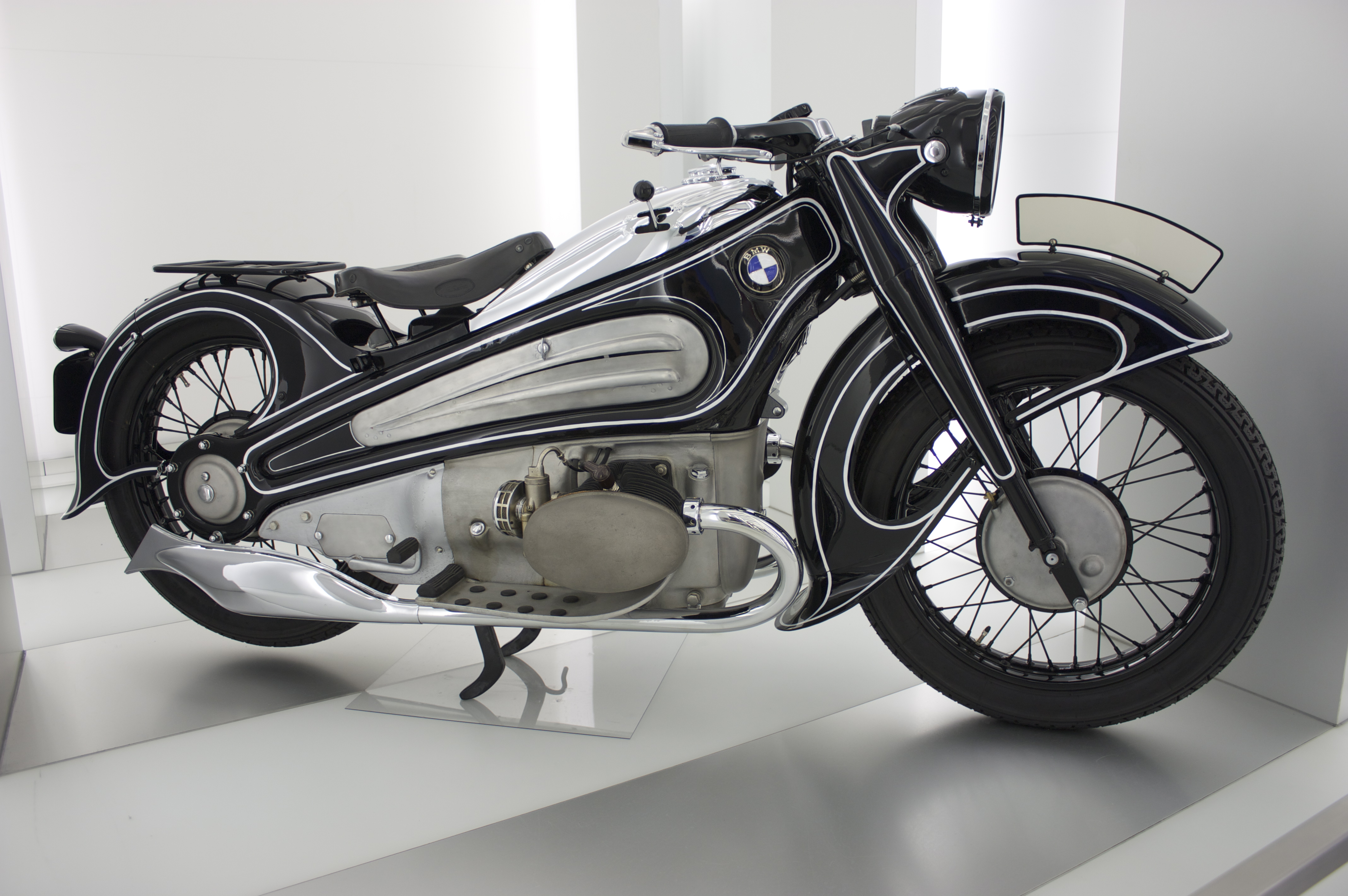 これが80年前のデザイン 時を超えて復元された幻のバイク Bmw R7 がかっこいい Lawrence Motorcycle X Cars A Your Life