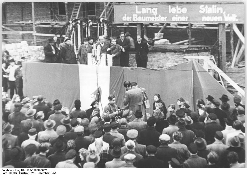 File:Bundesarchiv Bild 183-13068-0002, Berlin, Bau Karl-Marx-Allee, Block 16, Richtfest.jpg