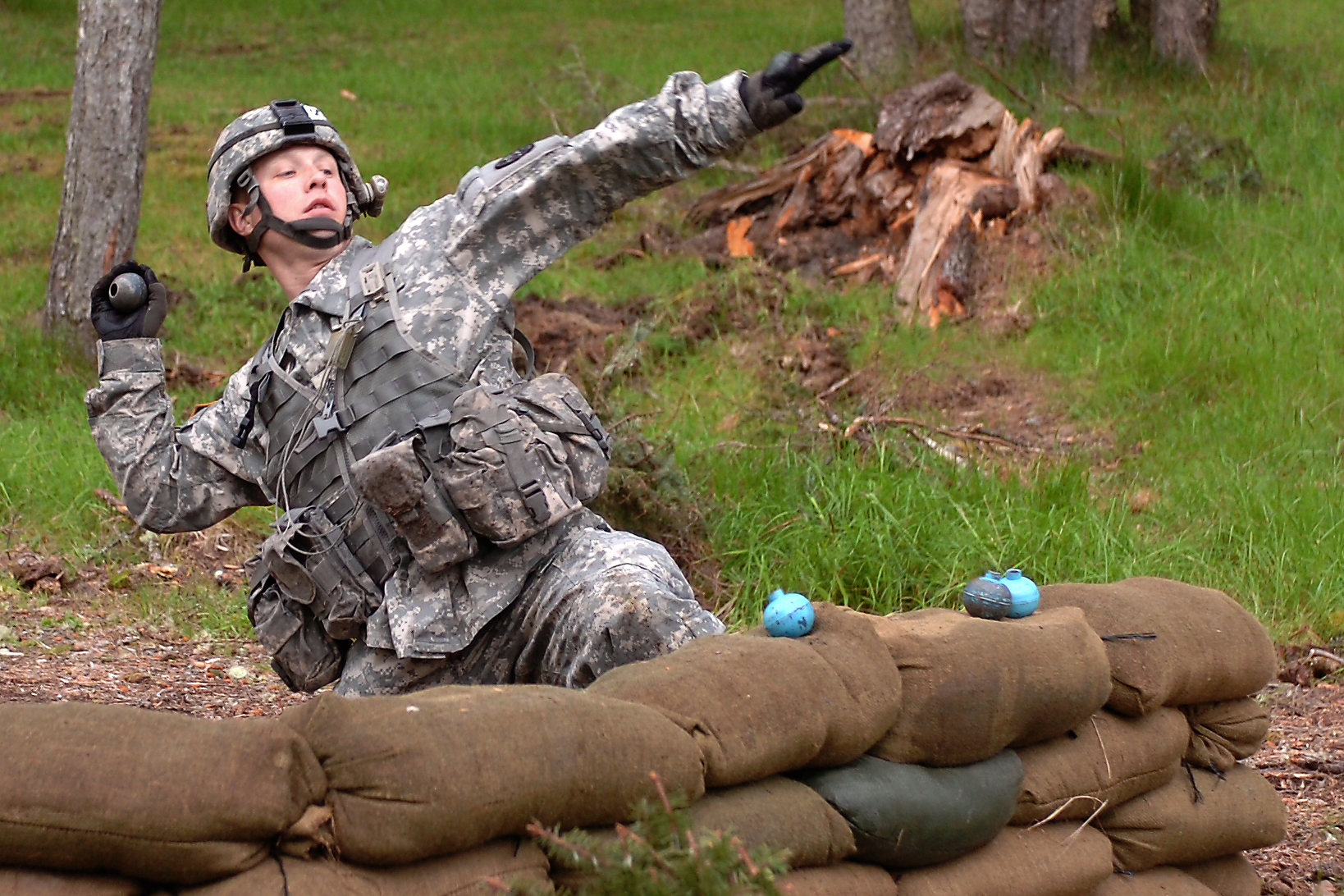 Солдаты граната. Soldier throwing Grenade. Soldier Throws Handgrenade. Hand Grenade throwing.