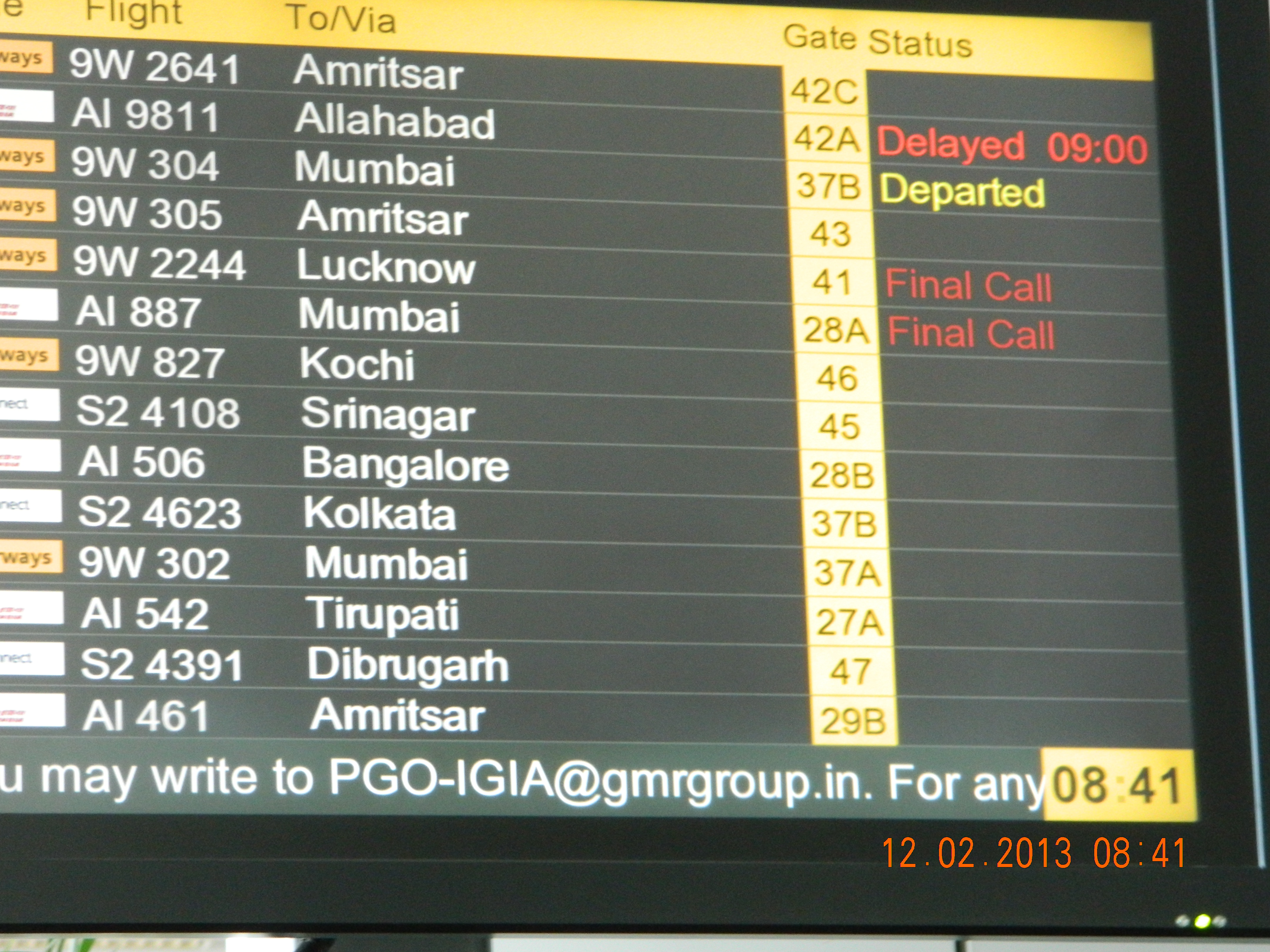 File:Delhi-Dibrugarh flight status shown along with other