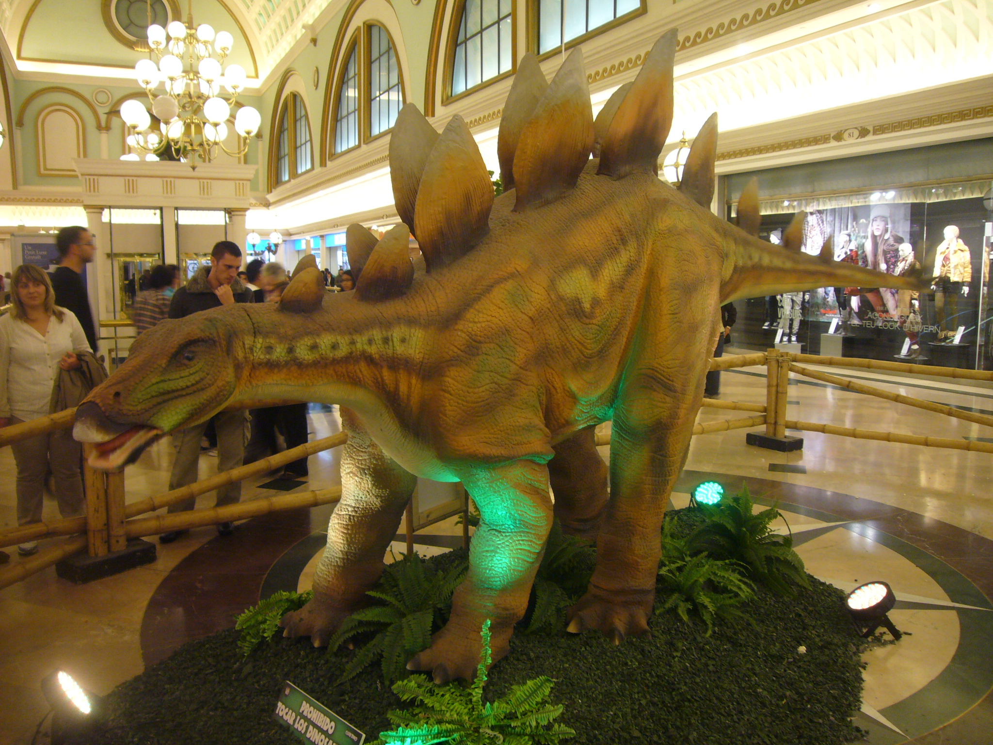 File:Dinosaur replica at Gran Via 2 shopping mall.JPG - Wikimedia Commons