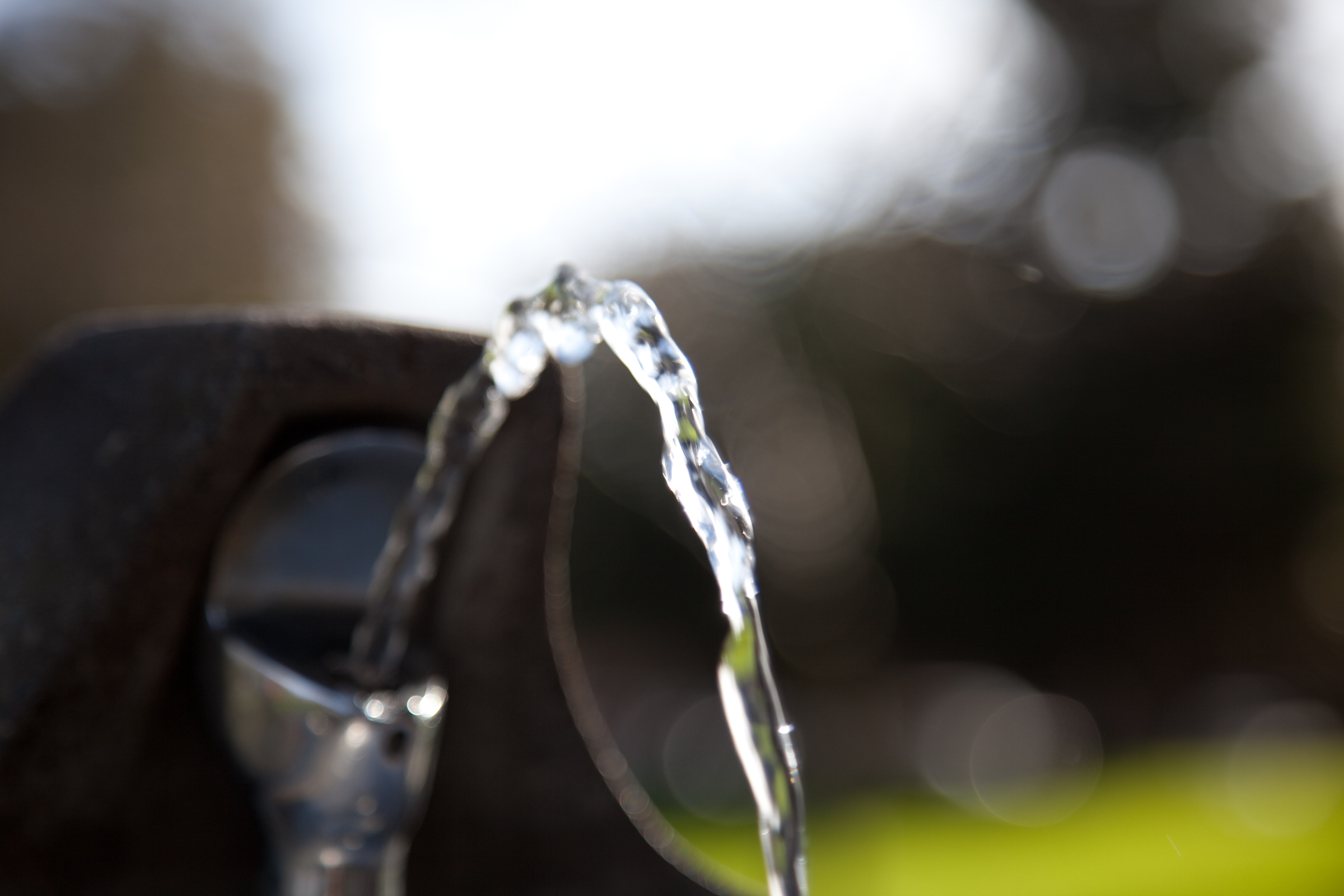 Питьевая вода на улице. Питьевая вода из фонтанчика. Струя воды фото. Светящаяся струя воды.