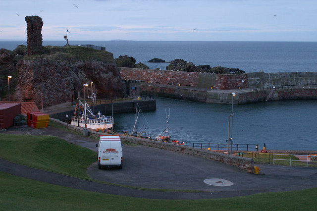 File:Dunbar harbour and castle - geograph.org.uk - 727962.jpg