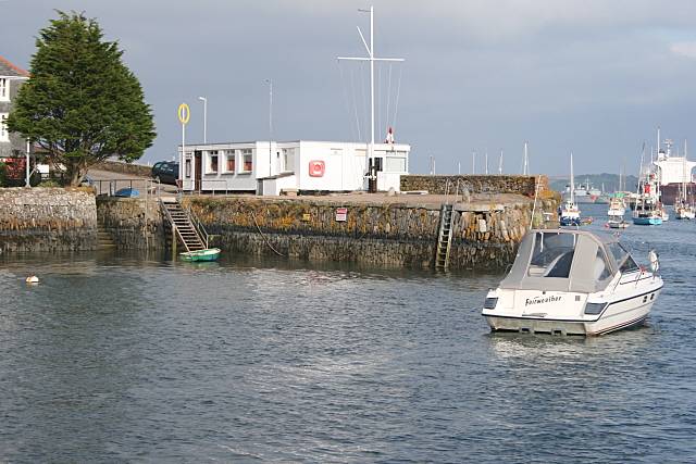 File:Flushing Sailing Club - geograph.org.uk - 1375350.jpg