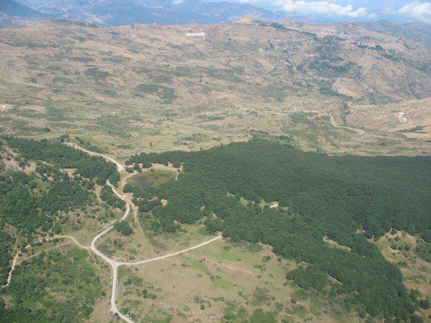 File:Il Lago Quattrocchi dall'alto con sullo sfondo Mistretta.jpg