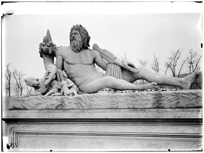 File:Jardin des Tuileries - Statue duTibre - Paris 01 - Médiathèque de l'architecture et du patrimoine - APMH00037428.jpg