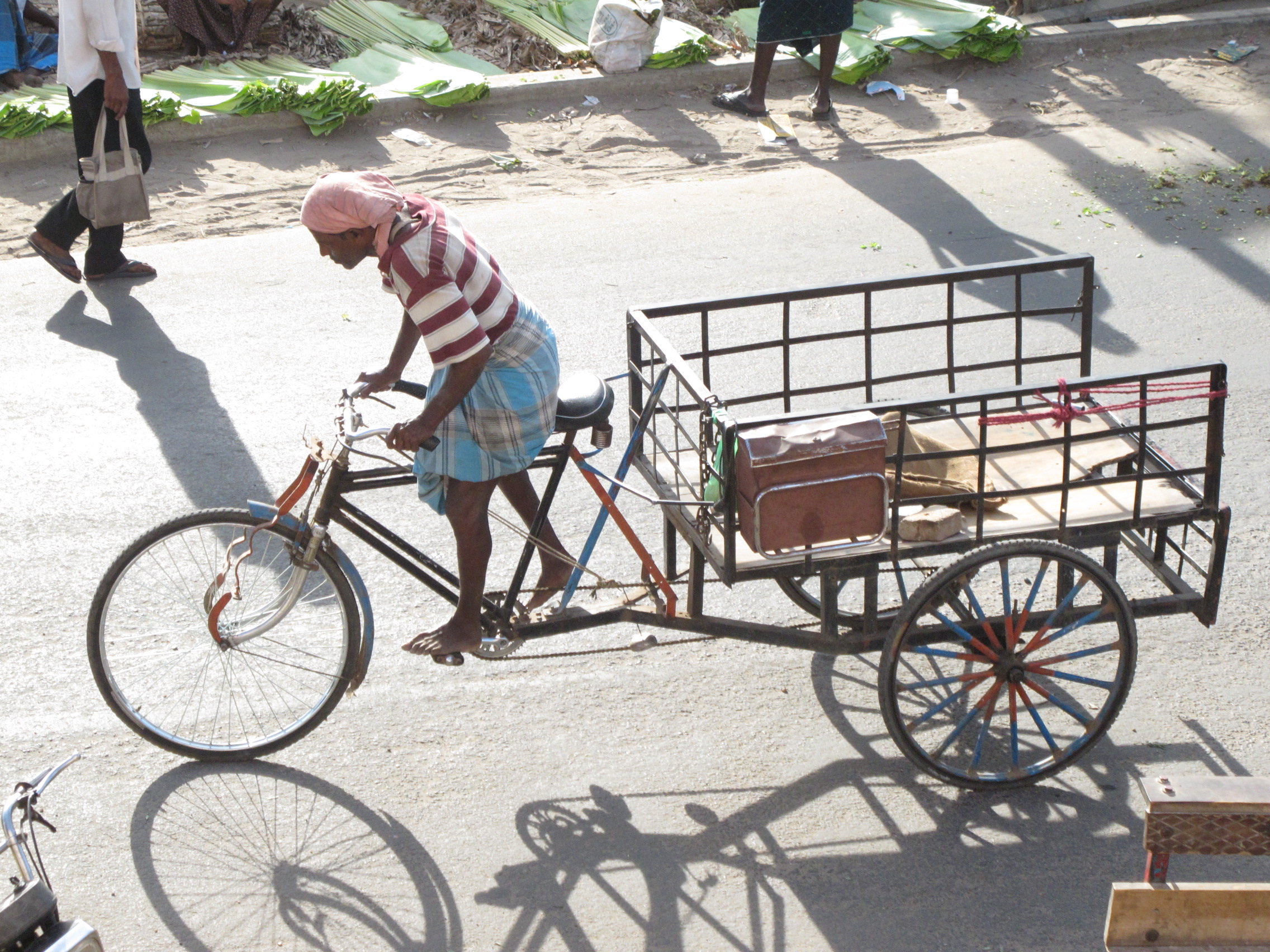படிமம்:Market porter pedals jugaad goods carrier tricycle in ...