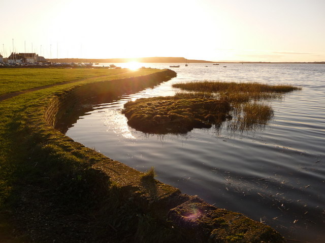 File:Mudeford, view along harbour's edge into the sun - geograph.org.uk - 1632904.jpg