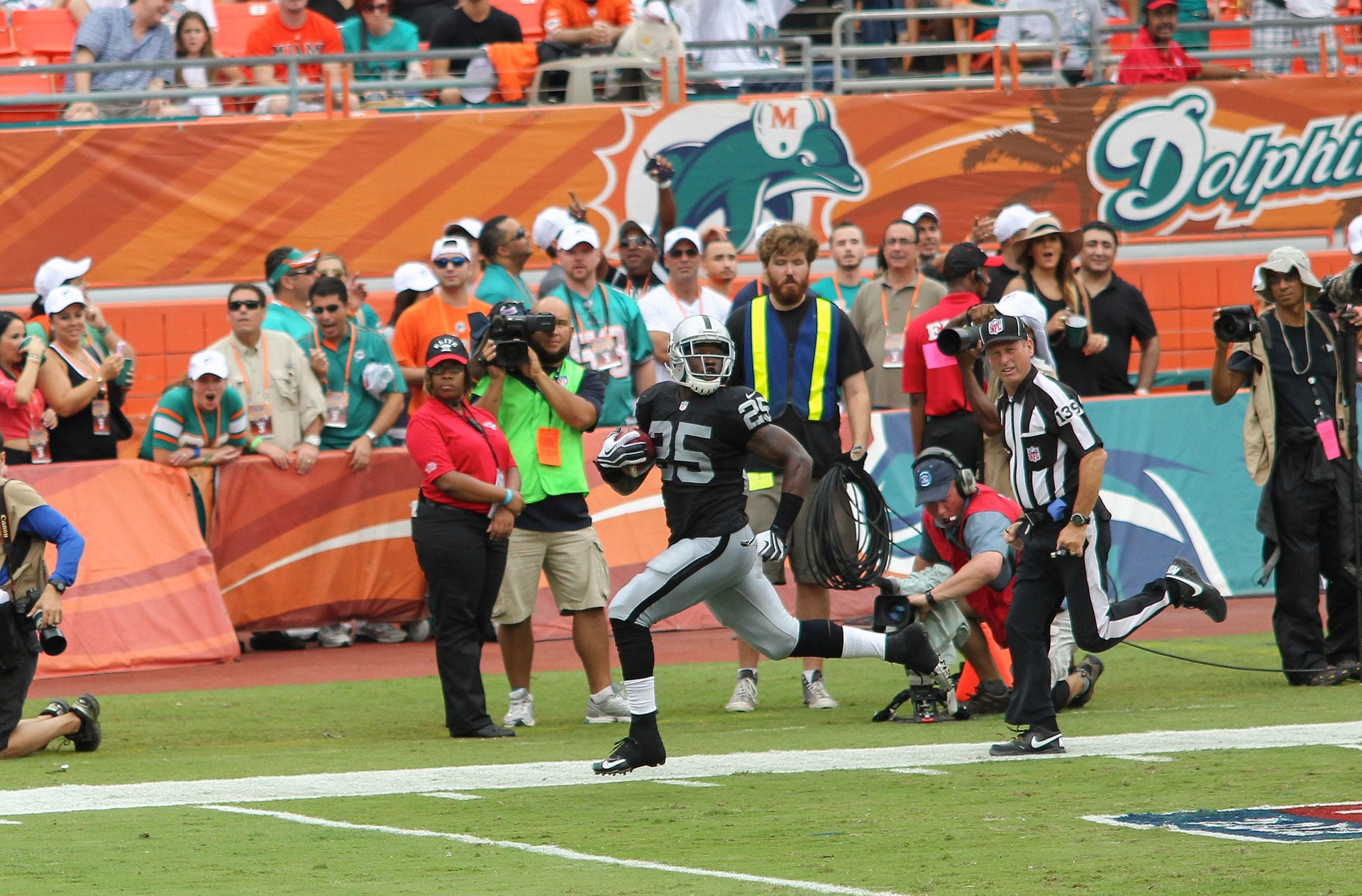 File:Oakland Raiders v Miami Dolphins.jpg - Wikipedia