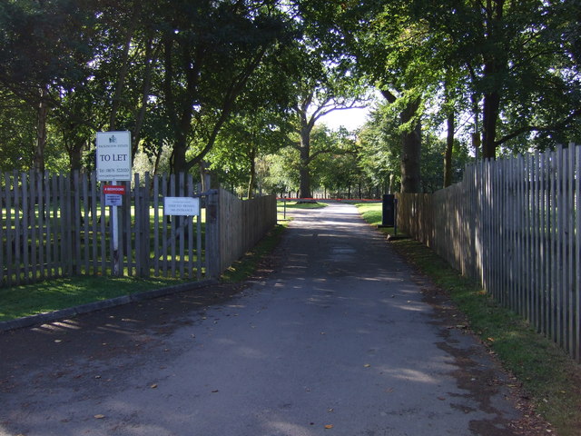 File:Private road to Packington Park - geograph.org.uk - 3168340.jpg