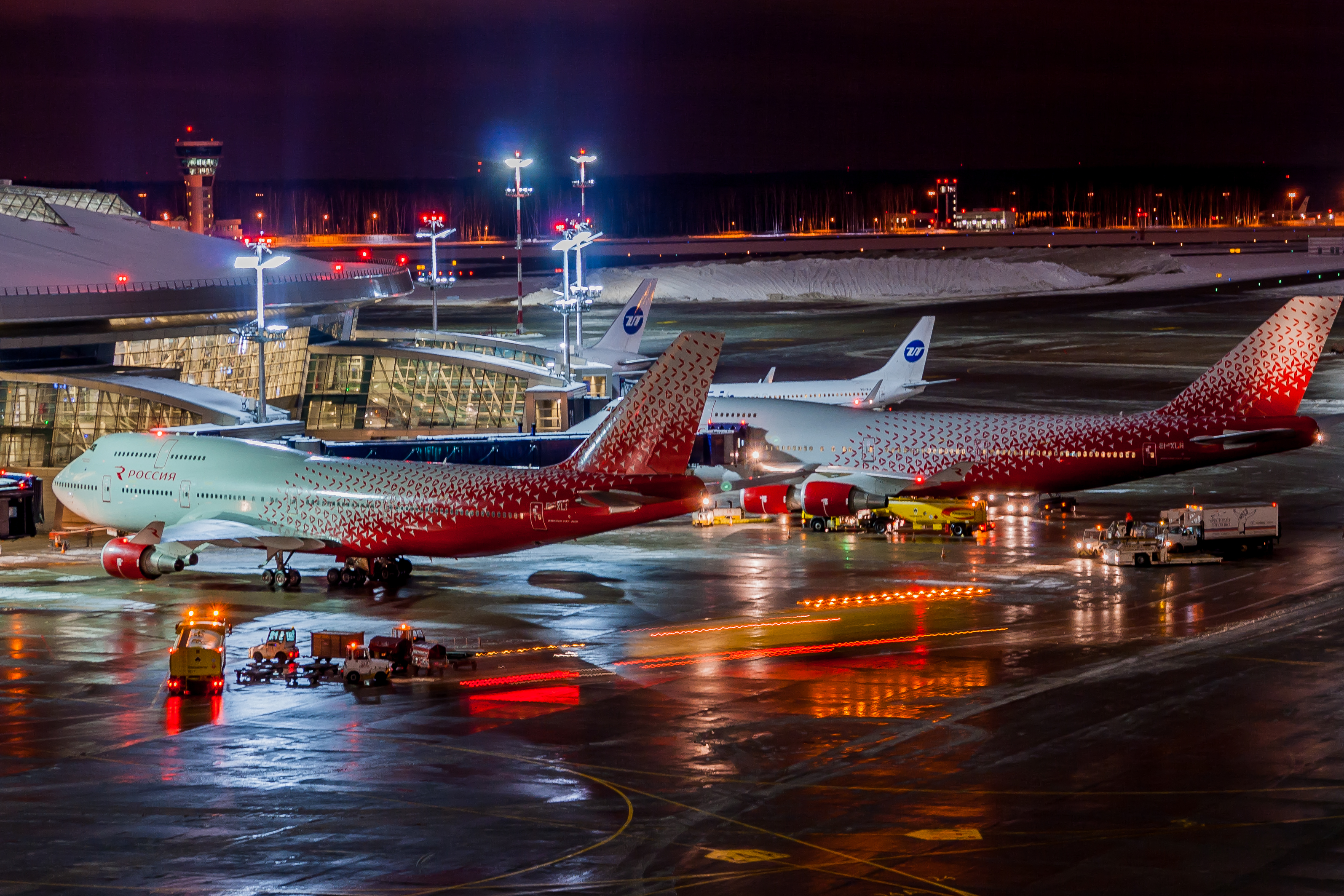 Moscow sheremetyevo airport. Боинг 747 во Внуково. Боинг 747 400 Внуково. Аэропорт Внуково Боинг. Боинг 747 в аэропорту.