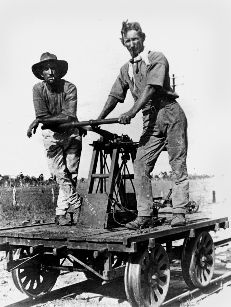 File:StateLibQld 1 102092 Railway workers.jpg - Wikimedia Commons
