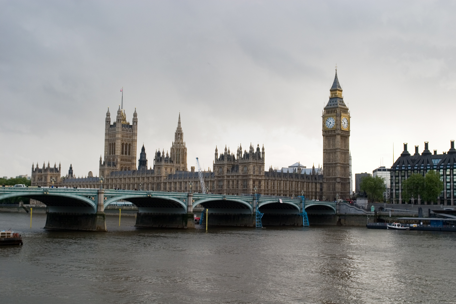 https://upload.wikimedia.org/wikipedia/commons/0/01/Westminster_Bridge_%26_Palace_of_Westminster.jpg