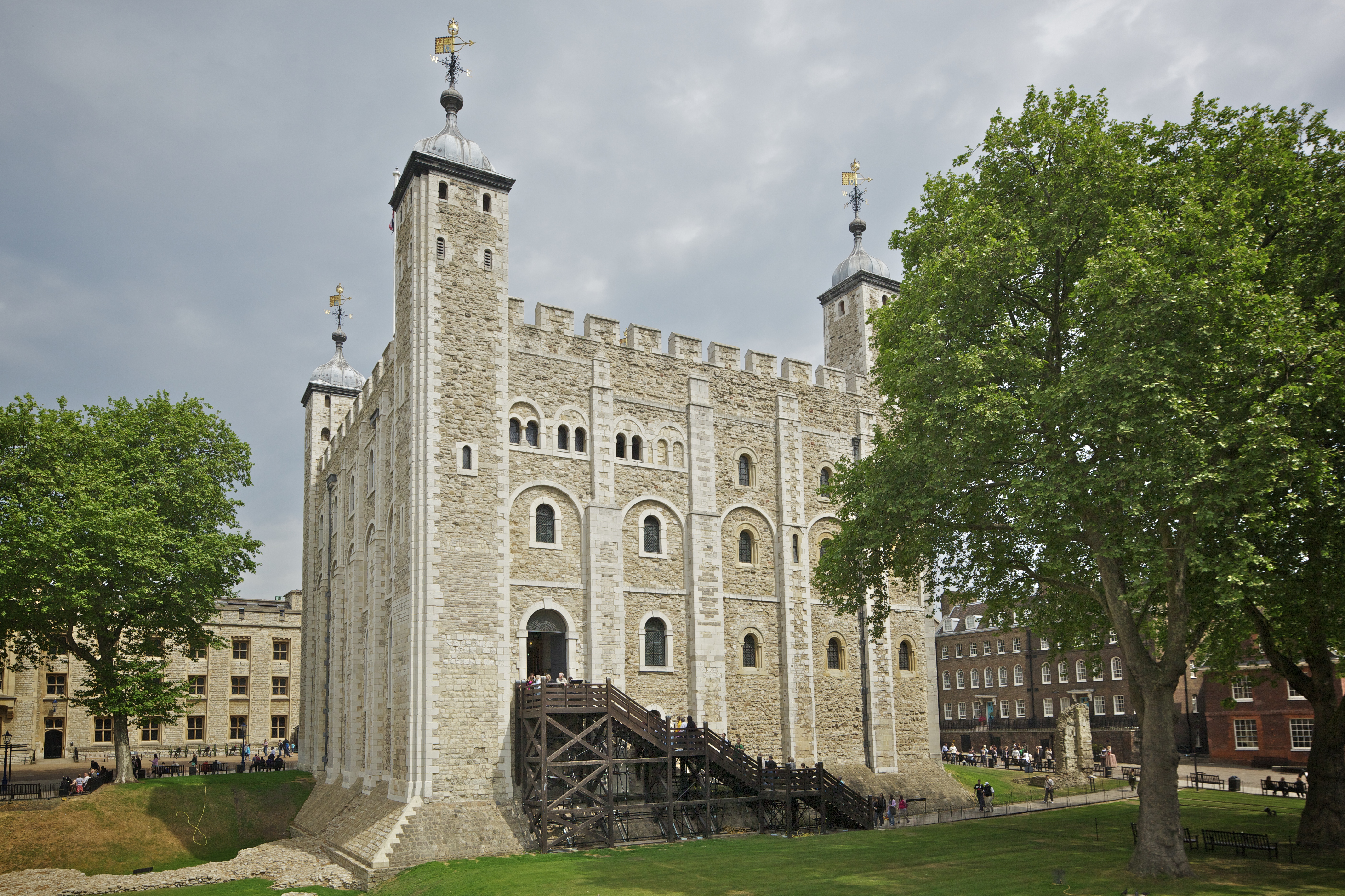 The tower is high. Тауэр белая башня Лондон. Донжон Тауэра белая башня. Замок Вильгельма завоевателя - Тауэр (Лондон). Белая башня в лондонском Тауэре.