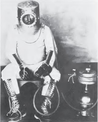 Wiley_Post_in_pressure_suit.jpg