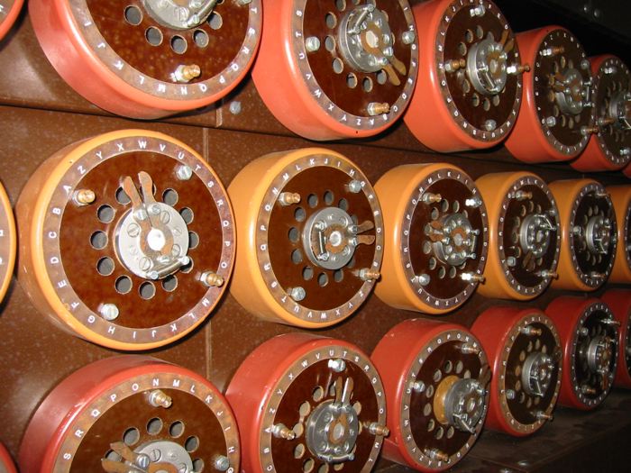 File:Bombe-wh.700px.jpg