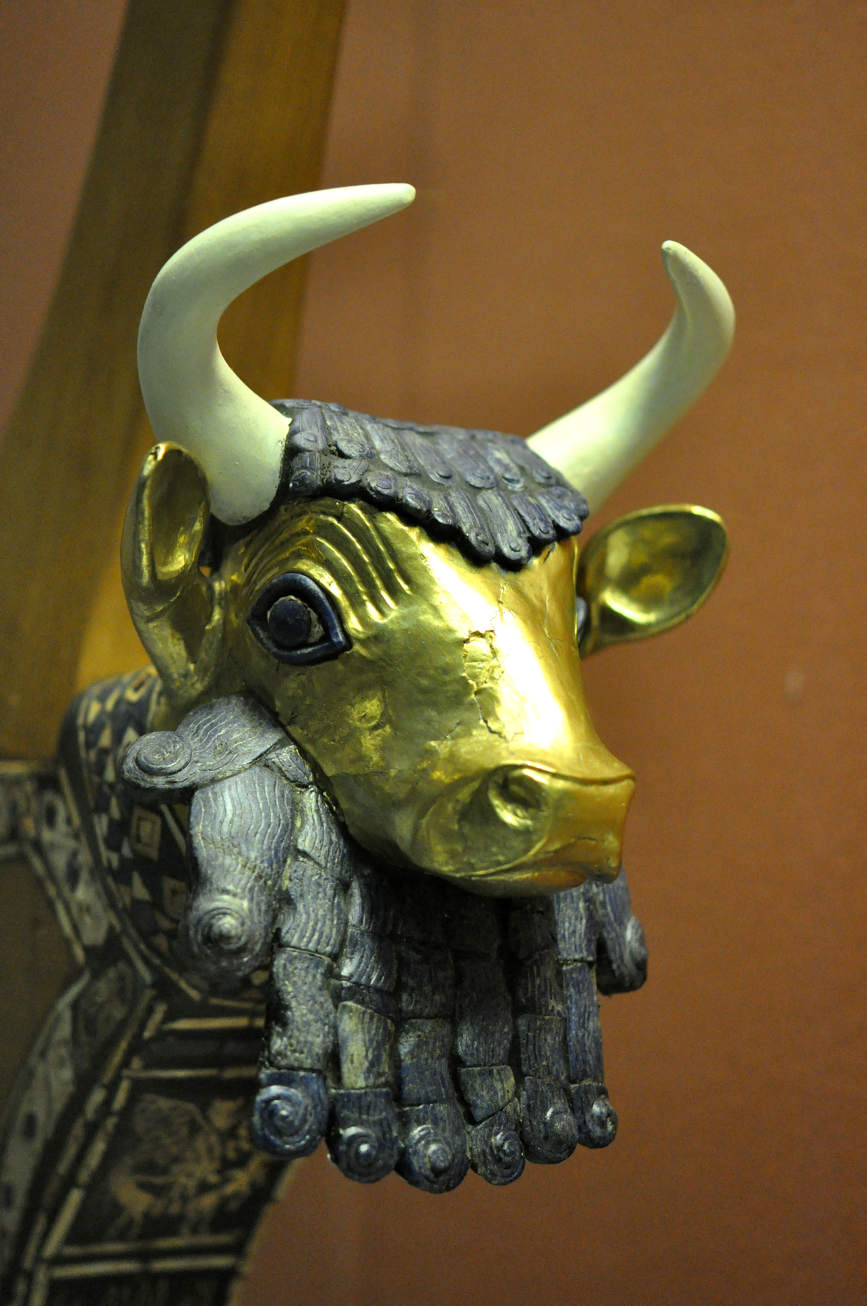 ملف:Bull's head of the Queen's lyre from Pu-abi's grave PG 800 
