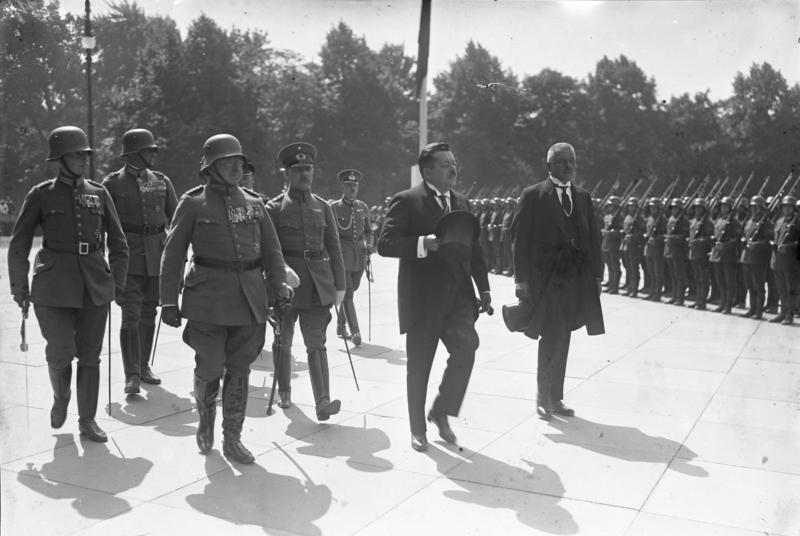 Fuerzas Armadas de Alemania Bundesarchiv_Bild_102-10884%2C_Berlin%2C_Reichswehr-Feier%2C_Friedrich_Ebert