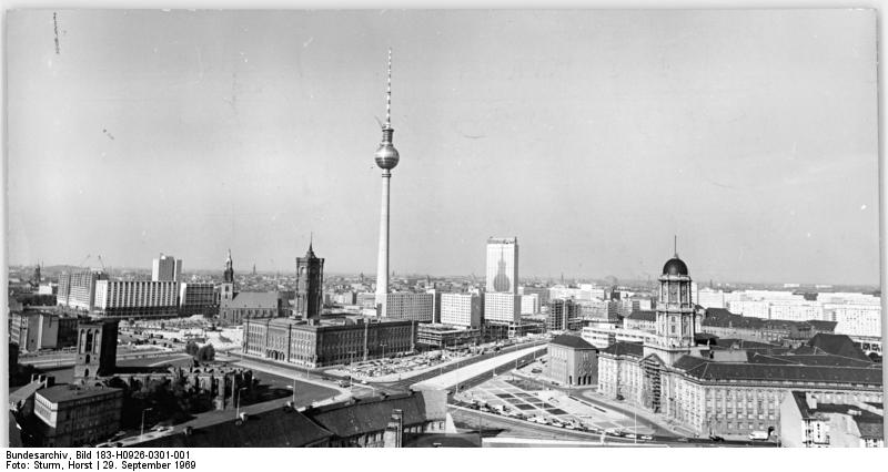File:Bundesarchiv Bild 183-H0926-0301-001, Berlin, Fernsehturm, Rathaus.jpg
