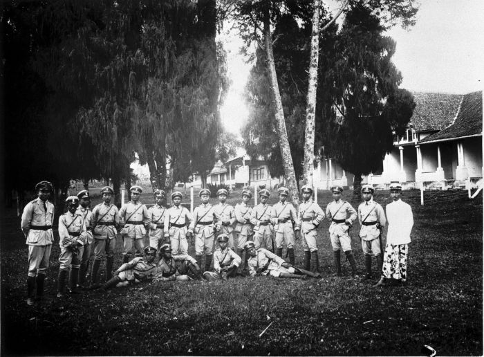 Berkas:COLLECTIE TROPENMUSEUM Groepsportret van het corps van de veldpolitie Poedjon te Malang. TMnr 60005899.jpg