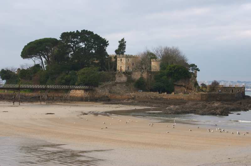 File:Castelo Santa Cruz.Oleiros.Galicia.jpg