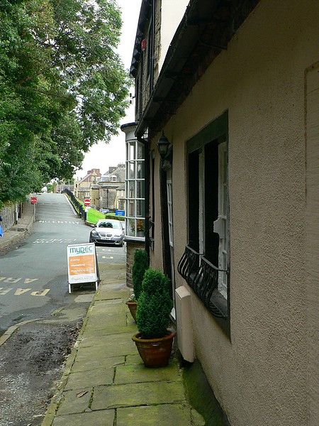 File:Cottages at Fulneck - geograph.org.uk - 943582.jpg