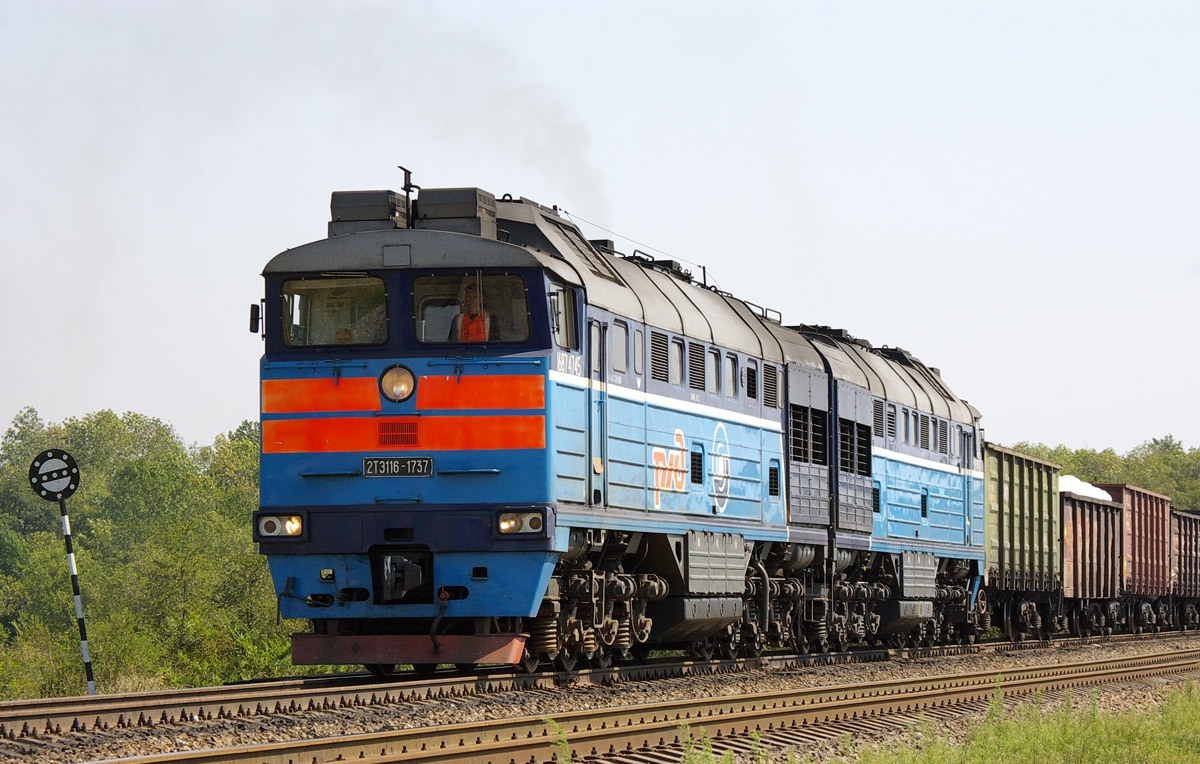 Diesel_locomotive_2TE116-1737.jpg