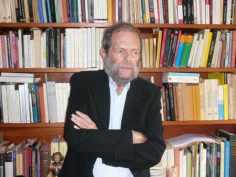 File:Federico González en su biblioteca.JPG