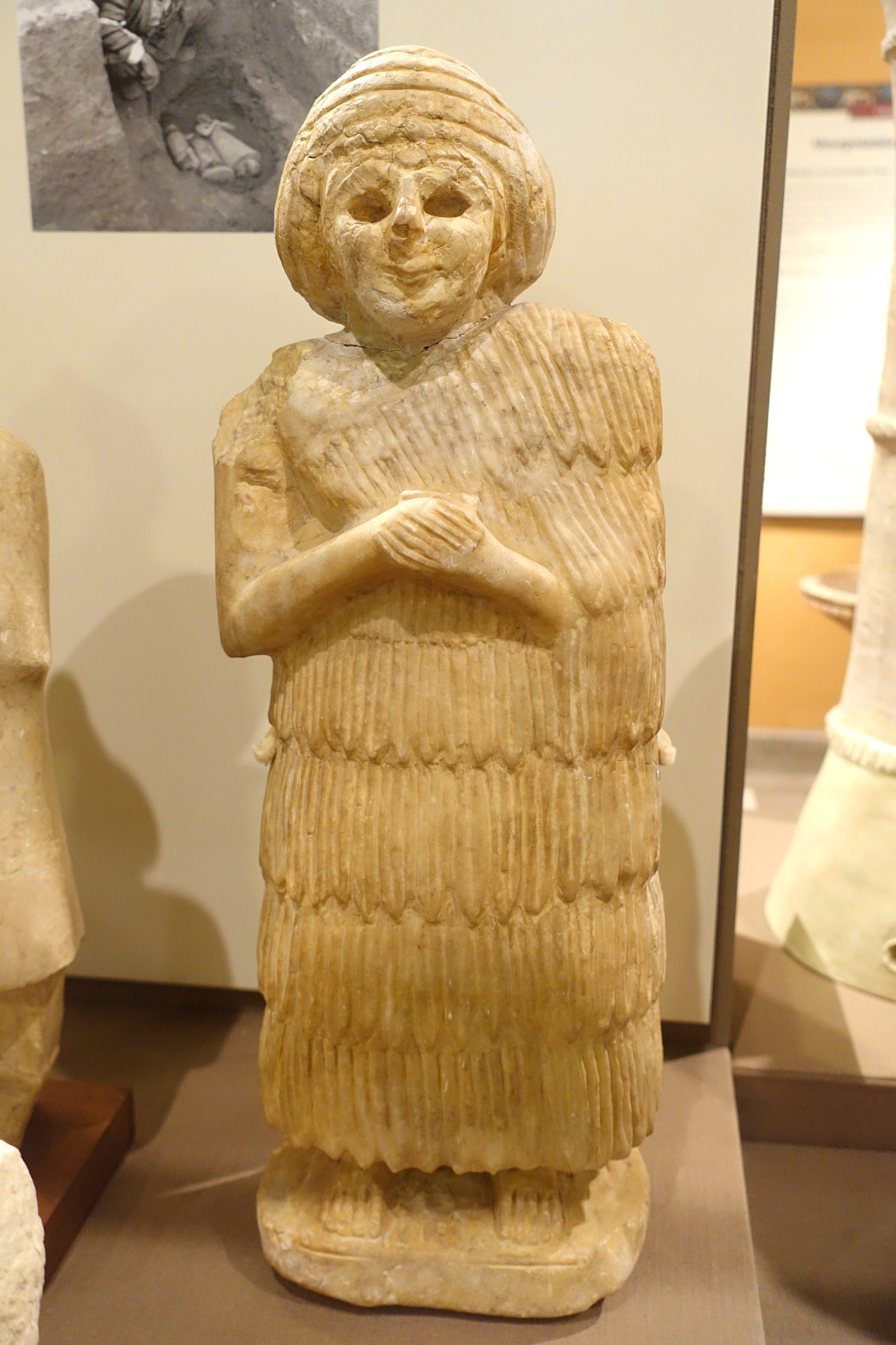 File:Female worshipper with tufted dress and wrapped headdress